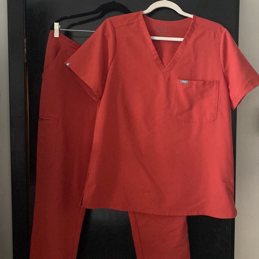 FIGS CLAY SCRUBS CATARINA TOP YOLA PANTS